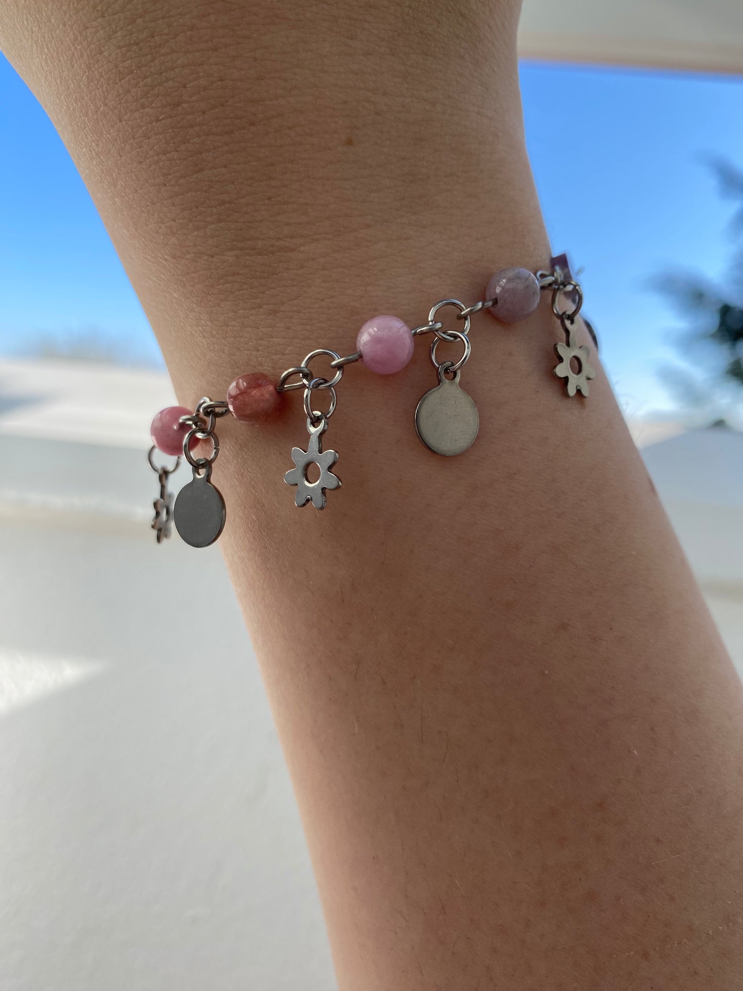 Perlenarmband mit Charms (silber)